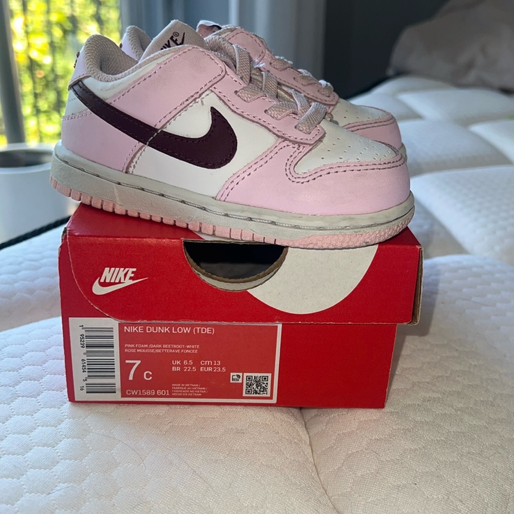 Toddler girl, Nike low dunks size 7 pink rose, white sneakers